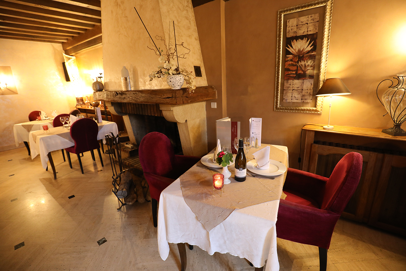 Un repas en amoureux au coin du feu dans la grande salle de restaurant le l'Hôtel Restaurant Le Bourguignon; idéalement situé pour une halte gourmande pour nos clients en provenance du nord de l'europe, Belgique, luxembourg, allemagne, hollande, angleterre