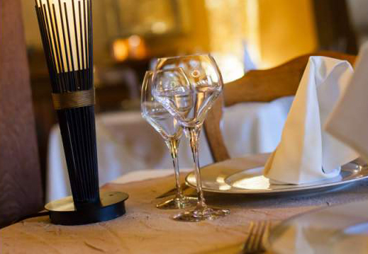 ambiance chaleureuse et confortable dans la salle du restaurant Le Bourguignon